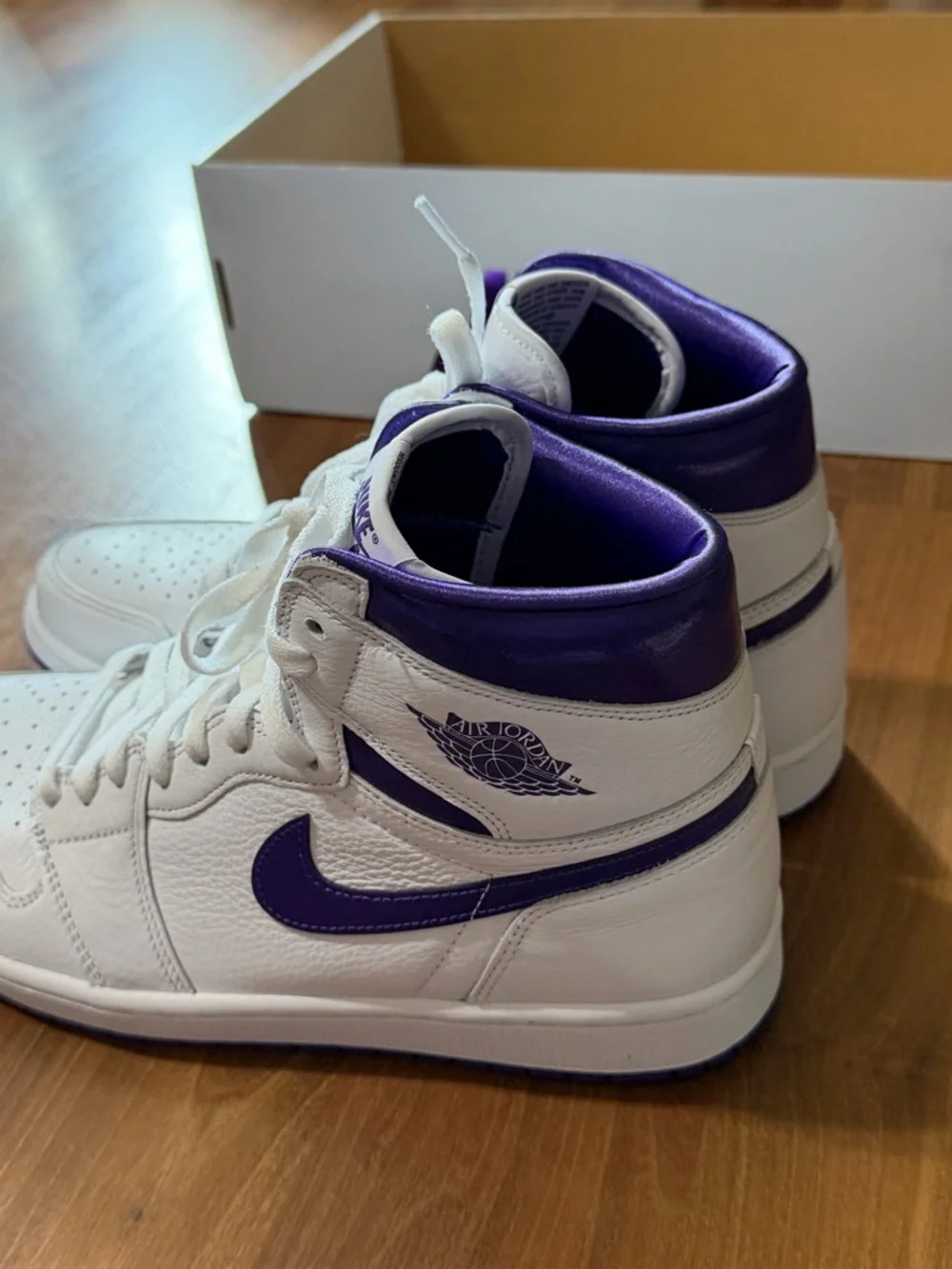 Nike Air Jordan 1 Retro High - White/Purple - Picture 4 of 8